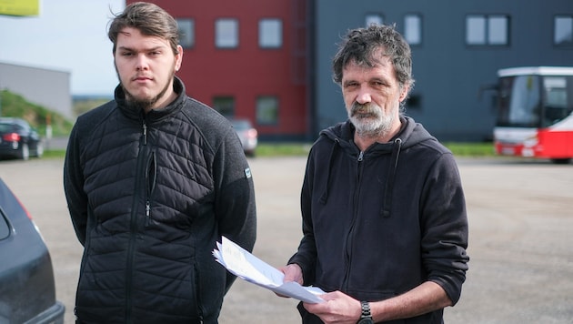 Herbert B. (re. neben seinem Sohn) mit den Krankenunterlagen