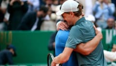 Die alte Nummer eins herzt die neue: Carlos Alcaraz und Jannik Sinner. 