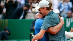 Die alte Nummer eins herzt die neue: Carlos Alcaraz und Jannik Sinner. 