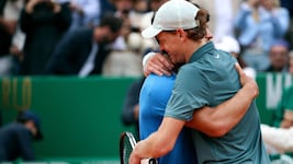 Die alte Nummer eins herzt die neue: Carlos Alcaraz und Jannik Sinner. 