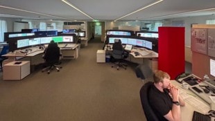 Die vielen großen Computermonitore verschaffen den Mitarbeitern in der Leitstelle einen guten ...