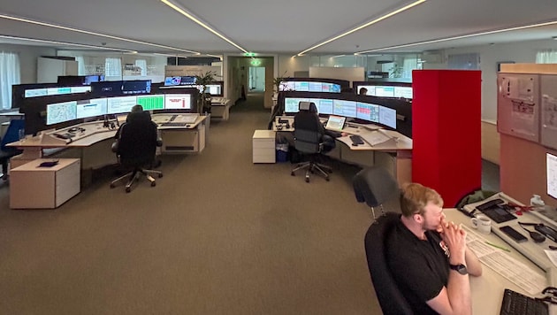 Die vielen großen Computermonitore verschaffen den Mitarbeitern in der Leitstelle einen guten ...