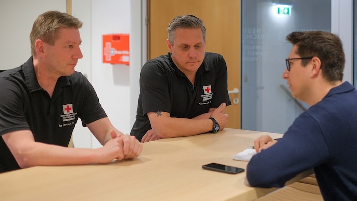 „Krone“-Redakteur Philipp Zimmermann im Gespräch mit Matthias Schiffmann (li.) und Klaus ...