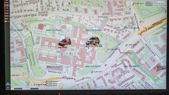 Der Bildschirm zeigt an, wo sich Einsatzfahrzeuge befinden.