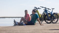 Das Radfahren, der See und die Thermen locken Gäste an.
