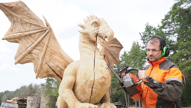 Motorsägenkünstler wie Markus Weigmann schaffen aus Holz beeindruckende Skulpturen.