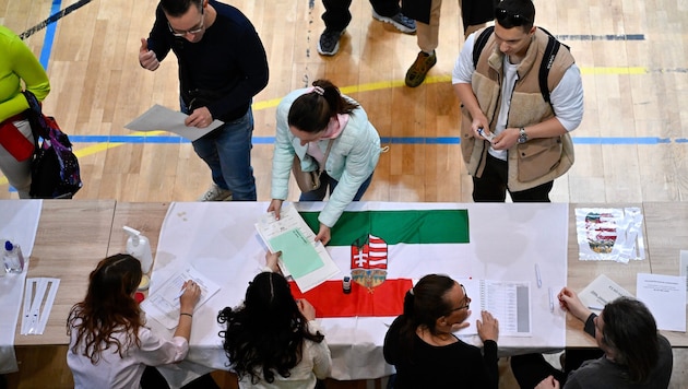 Ungarn bei der Stimmabgabe