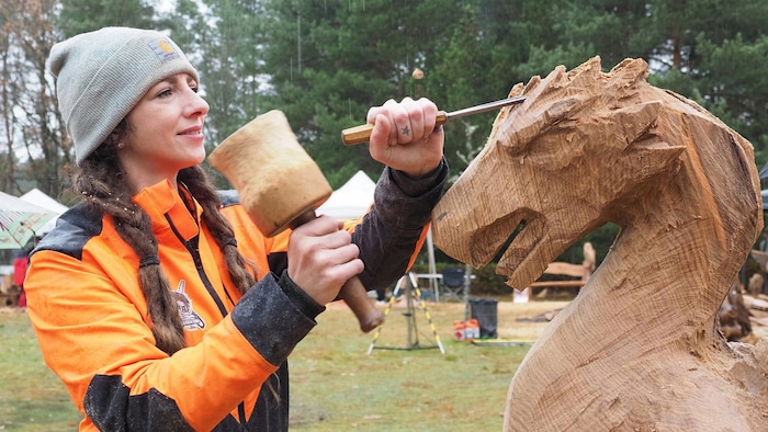 Auch Lisa Hirschbichler, die legendäre „Schoaten-Hexe“ aus Salzburg ist beim Holzschnitzevent ...