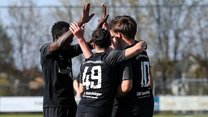 Weiß (10; rechts) schnürte beim 5:0 der Reserve einen Viererpack in 18 Minuten.
