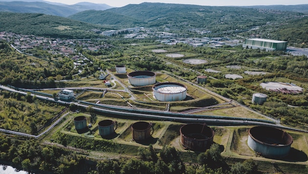 Tanklager am Seehafen-Terminal der Transalpinen Ölleitung: Im Abschnitt nahe Kärnten wurde im ...