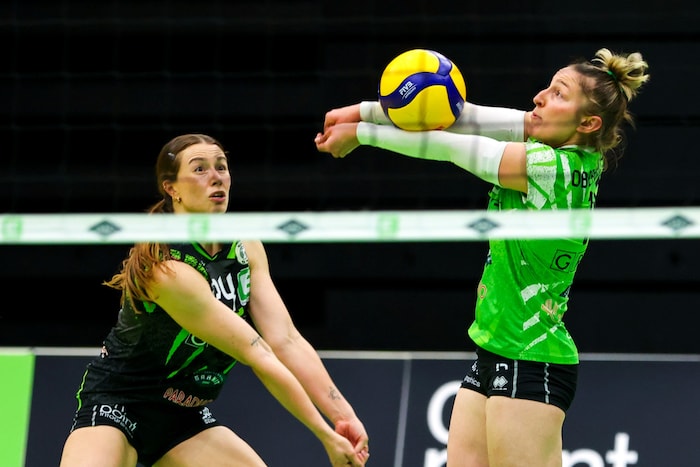 Auch mit vereinten Kräften konnten Maya Jensterle (li.) und Anna Oberhauser die knappe Pleite ...