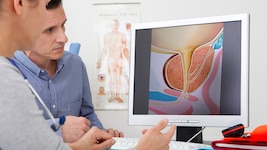 Ab 45 Jahren zur jährlichen Untersuchung zum Urologen. Bei erhöhtem Risiko auch schon früher.