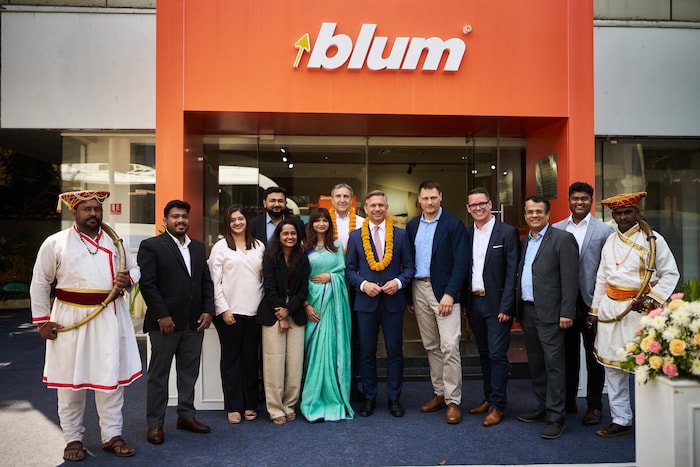 Wolfgang Hattmannsdorfer beim Vertriebsbüro der Firma Blum Beschläge in Indien, rechts von ihm ...