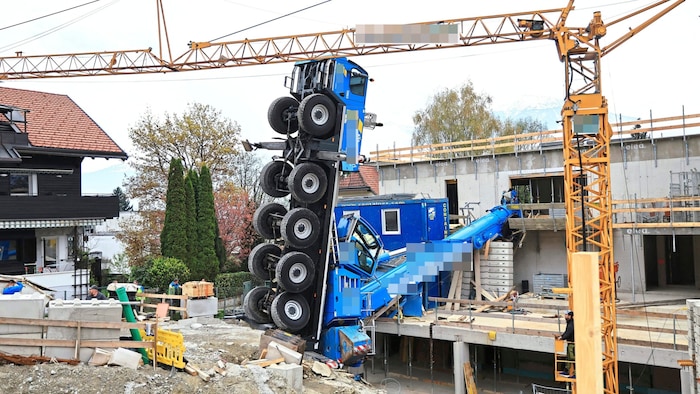 Zumindest ein Container wurde schwer beschädigt.