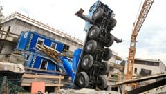Der tonnenschwere Kranwagen stürzte mitten auf der Baustelle plötzlich um.