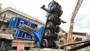 Der tonnenschwere Kranwagen stürzte mitten auf der Baustelle plötzlich um.