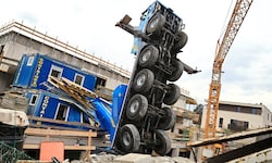 Der tonnenschwere Kranwagen stürzte mitten auf der Baustelle plötzlich um.