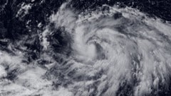 Der Supertaifun „Sinlaku“ bedroht die US-Außengebiete Guam und die nördlichen Marianen ...