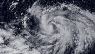 Der Supertaifun „Sinlaku“ bedroht die US-Außengebiete Guam und die nördlichen Marianen ...