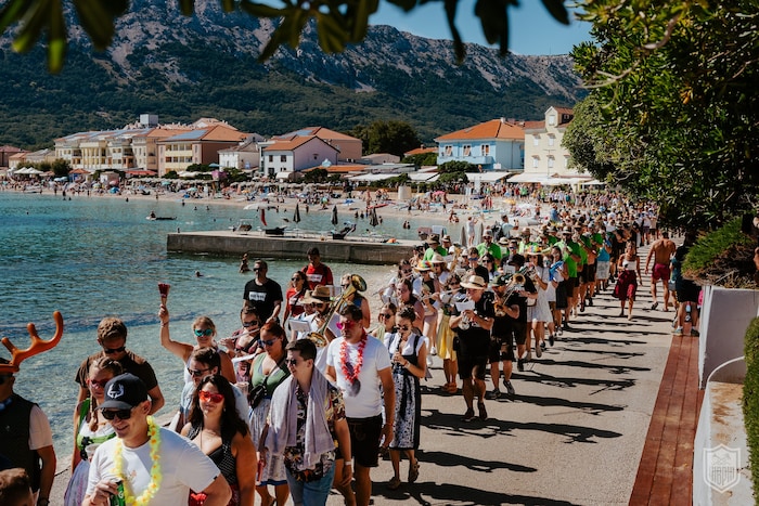 1000 Musiker spielen entlang der Promenade.