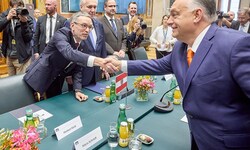 Die FPÖ rollte im Parlament den roten Teppich für Orbán aus.