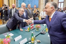 Die FPÖ rollte im Parlament den roten Teppich für Orbán aus.