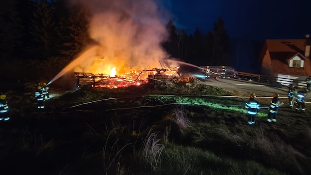 40 Feuerwehrleute standen beim Kampf gegen die Flammen im Einsatz.