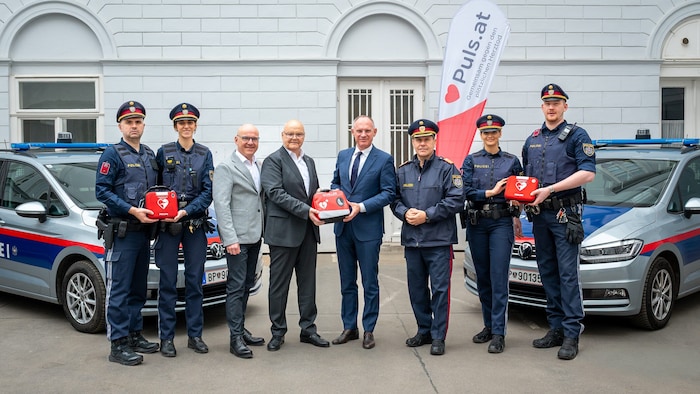 Am 14.4., dem „Tag des Notrufs“, macht Innenminister Gerhard Karner gemeinsam mit dem Verein ...