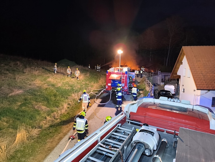 Die Wasserversorung am Einsatzort war für die Feuerwehr herausordernd.