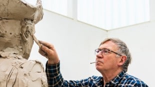 Stephan Balkenhol fertigt Skulpturen. 
