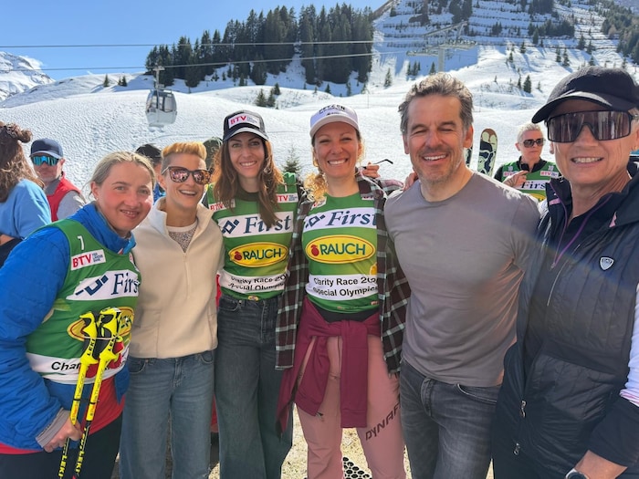 Lady-Power bei Kilian Albrecht: Jasmin Heim, Eva Pinkelnig, Janine Flock, Ilka Stuhec und Sigrid ...