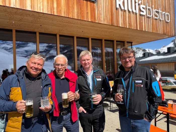 Auch Kilian Albrechts Vater Werner (M.) ist mit 90 Jahren immer noch auf den Ski unterwegs.