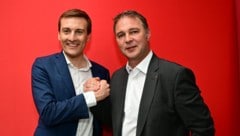 Da war die rote Welt in NÖ noch in Ordnung – Hergovich und Babler beim Landesparteitag 2023.