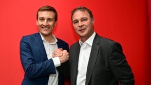 Da war die rote Welt in NÖ noch in Ordnung – Hergovich und Babler beim Landesparteitag 2023.