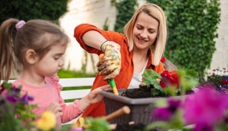 Im Frühling bei der Gartenarbeit die Haut wappnen.