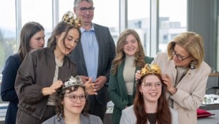 Nach knappem Juryentscheid wurde Marie Sophie Huber (rechts) von der Landeshauptfrau zur neuen ...