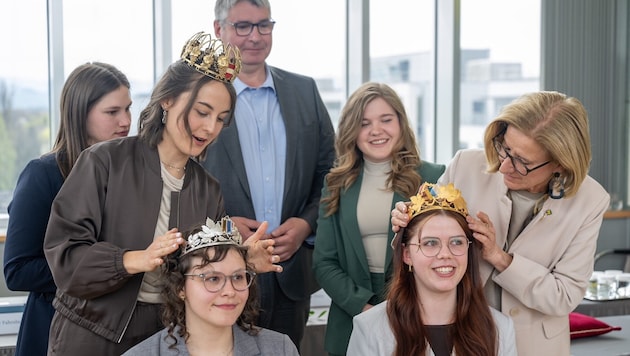 Nach knappem Juryentscheid wurde Marie Sophie Huber (rechts) von der Landeshauptfrau zur neuen ...