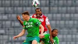 Donovan Pines (Mi.) ist die Säule in der Abwehr des GAK.