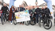 Gute Stimmung beim Anradeln am Ruster Rathausplatz.