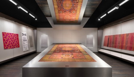 Prachtvoller Empfang durch den sogenannten „seidenen Mamluken-Teppich“ aus dem frühen 16. ...