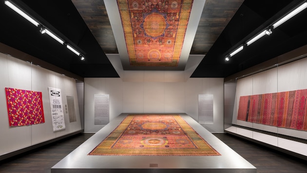 Prachtvoller Empfang durch den sogenannten „seidenen Mamluken-Teppich“ aus dem frühen 16. ...