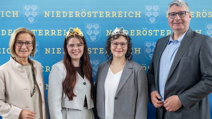 NÖ Weinbau-Präsident Reinhard Zöchmann mit den „drei“ Hoheiten.