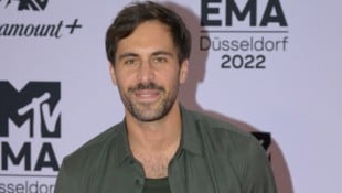 Max Giesinger wollte eigentlich nur eine Kuh streicheln, doch die Rechnung hat er ohne das Tier ...