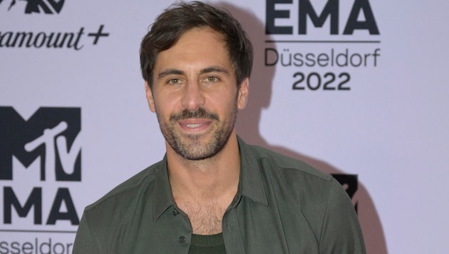 Max Giesinger wollte eigentlich nur eine Kuh streicheln, doch die Rechnung hat er ohne das Tier ...