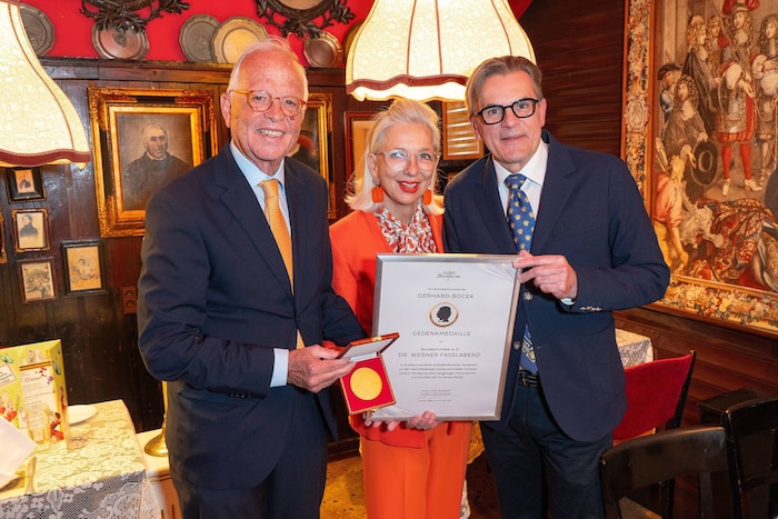 Geehrt: Werner und Martina Fasslabend mit Hausherr Peter Grossmann