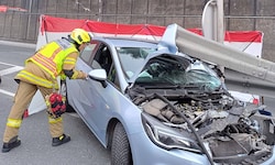 Der Lenker konnte sich selbst aus dem stark beschädigten Auto befreien.