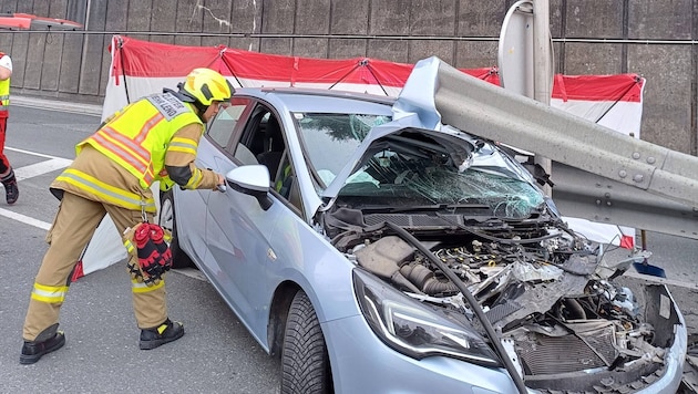 Der Lenker konnte sich selbst aus dem stark beschädigten Auto befreien.
