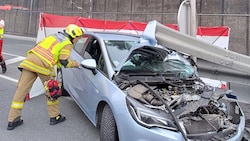 Der Lenker konnte sich selbst aus dem stark beschädigten Auto befreien.
