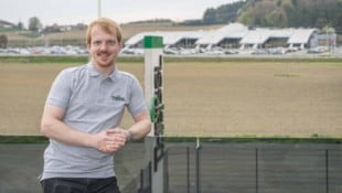 Mario Theissl führt Theissl Systems, im Hintergrund der Bahnhof Weststeiermark.