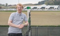 Mario Theissl führt Theissl Systems, im Hintergrund der Bahnhof Weststeiermark.